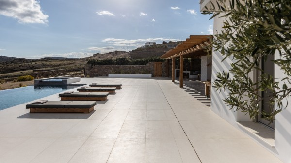 Outside area with pool and sun loungers of Villa Golden Elena in Mykonos