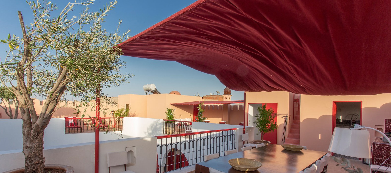 Rooftop dining table of Riad Fleur Rouge in Marrakech