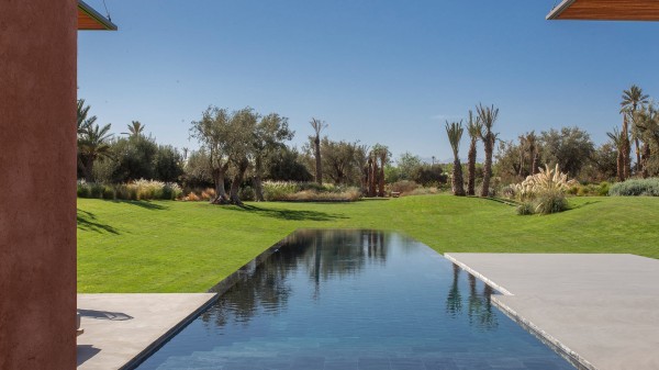 Exterior pool view of Villa Arabesque in Marrakech