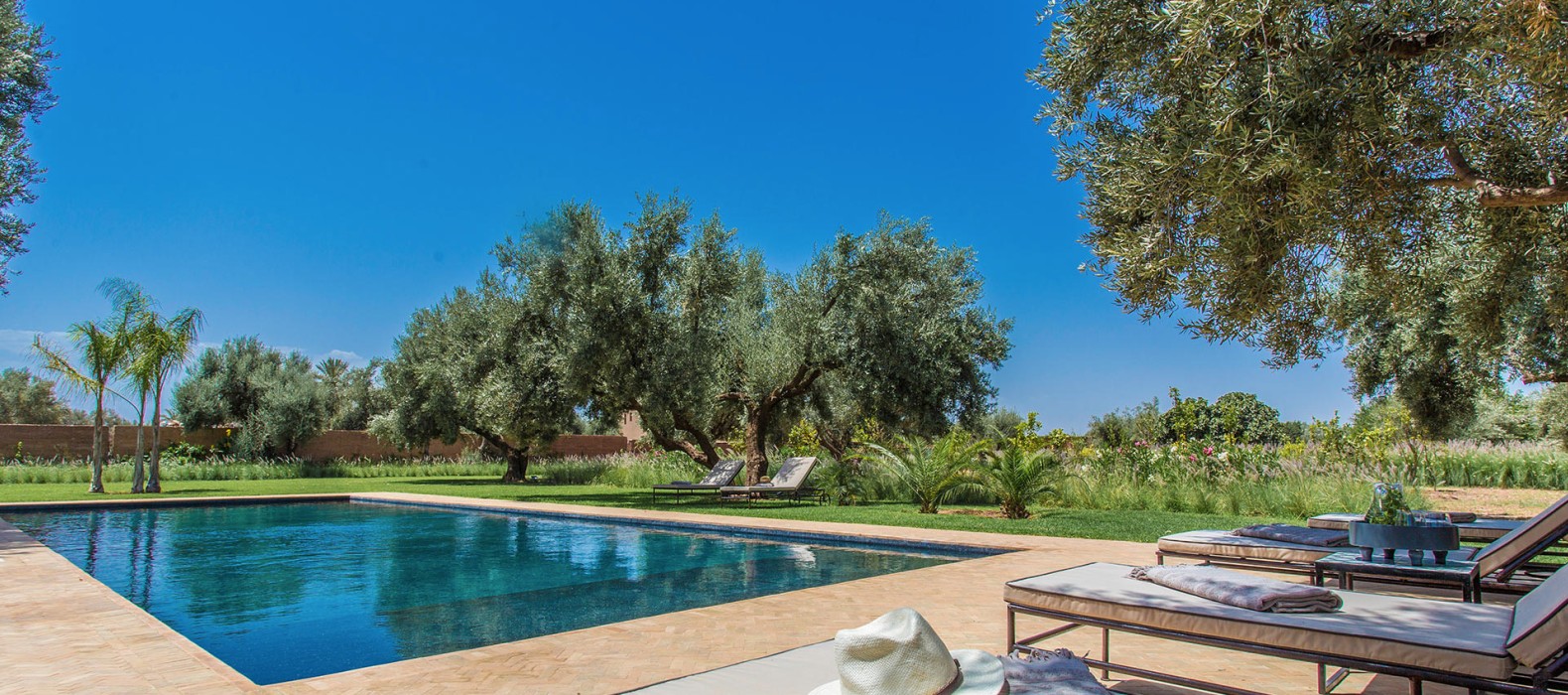 Pool area with sun loungers of Villa Coeur d´Oliviers in Marrakech
