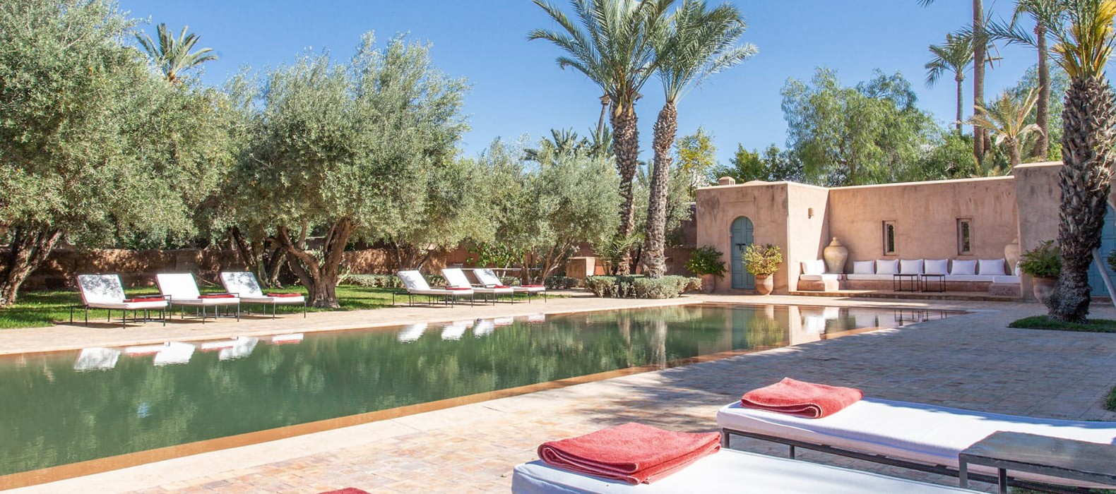 Pool with sun loungers of Villa Gardien du Ciel in Marrakech