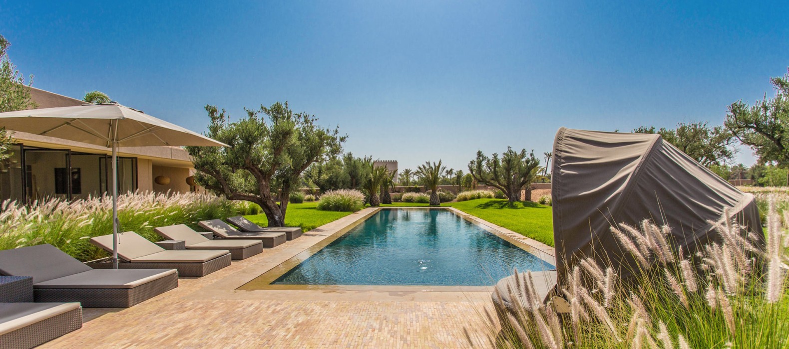 Pool with sun loungers of Villa Oasis in Marrakech