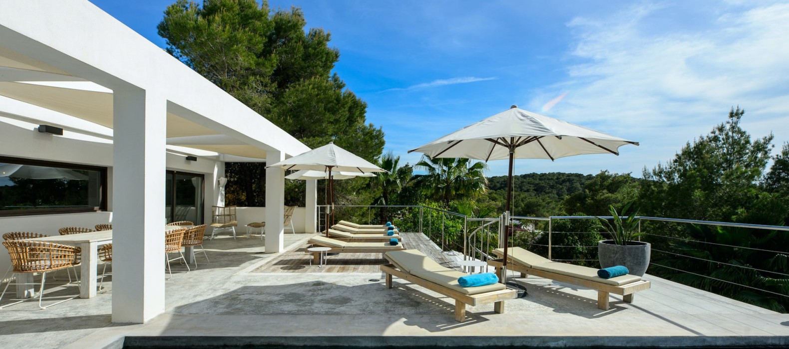 Pool with sun loungers of Casa Elegance in Ibiza