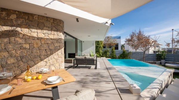 Exterior area with pool and dining table of Casa Oleta in Ibiza