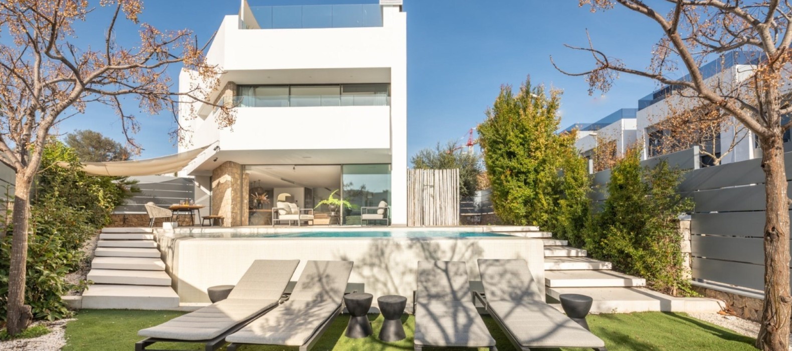 Exterior villa view with pool and sun loungers of Casa Oleta in Ibiza