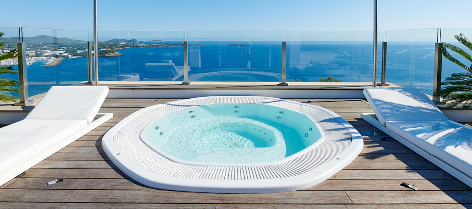 Outdoor whirlpool of Casa Petite in Ibiza