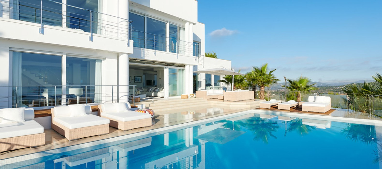 Exterior area with pool and sun loungers of Casa Petite in Ibiza