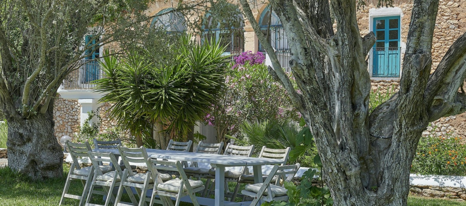 Garden with dining table of Finca Traditionale in Ibiza