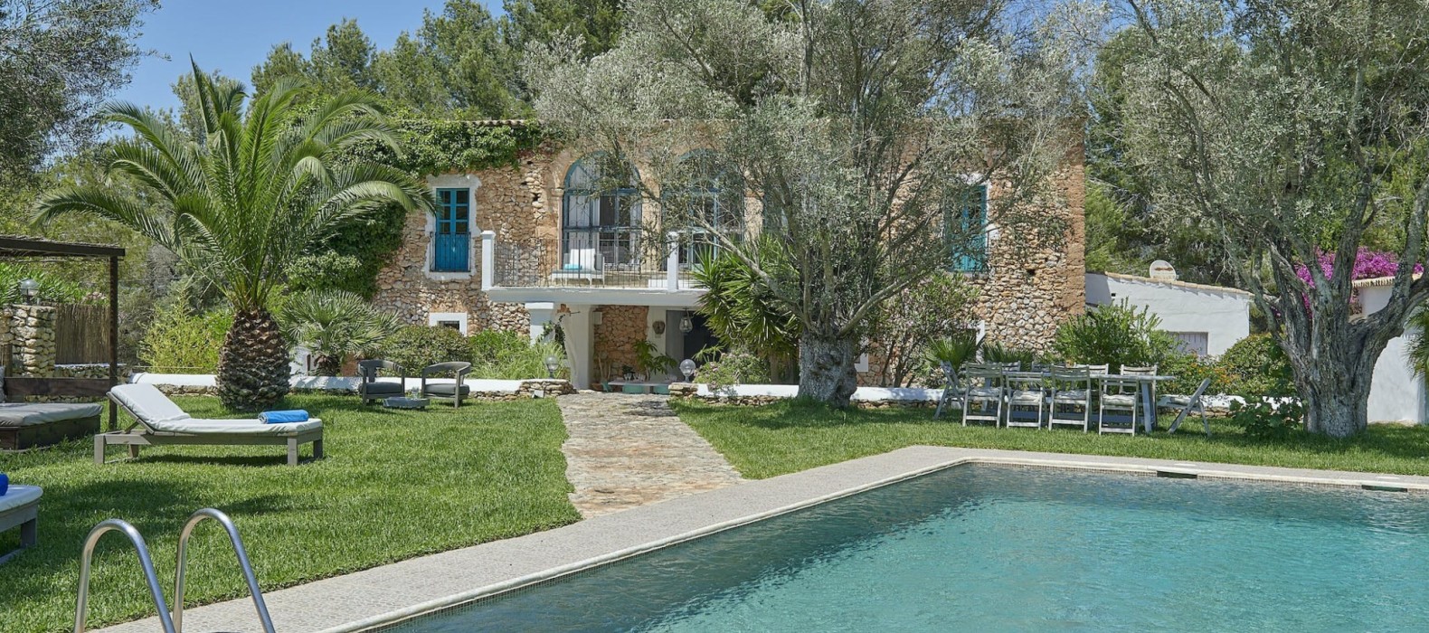 Exterior villa with pool of Finca Traditionale in Ibiza
