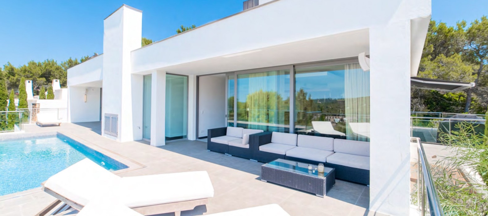 Exterior area with siting and pool of Villa Miragon in Ibiza