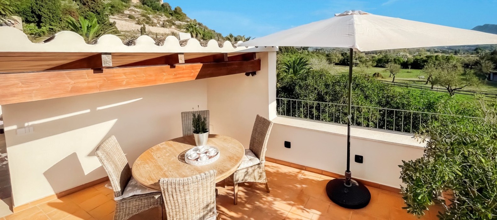Terrace with a table of Casa Floris in Mallorca