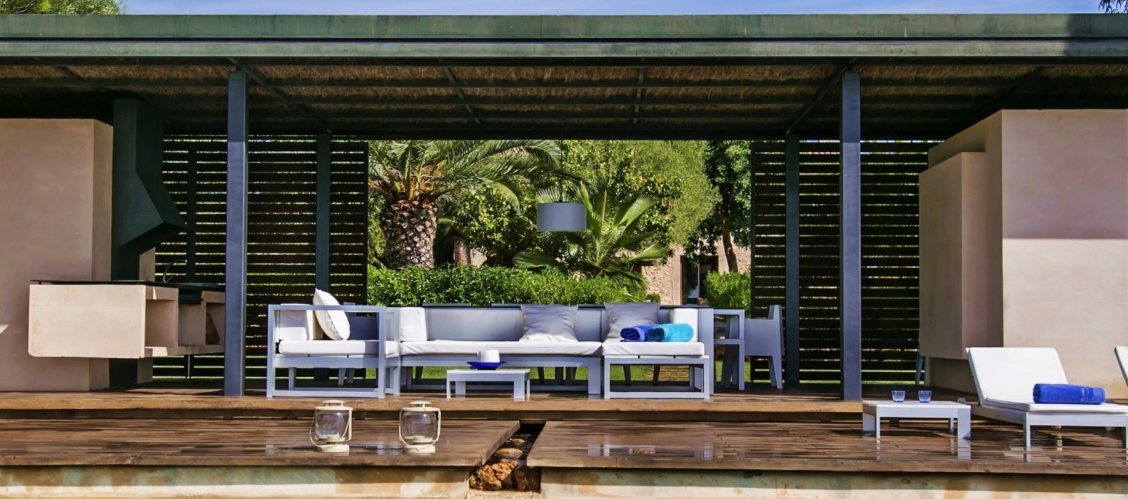 Exterior pool and chill lounge of Villa Can Crystal in Mallorca