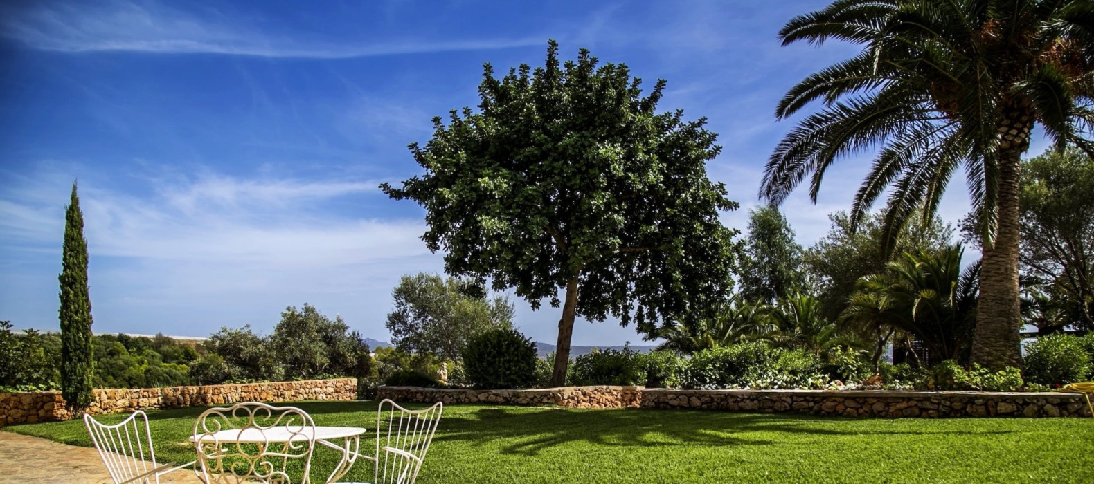 Garden table of Villa Can Crystal in Mallorca