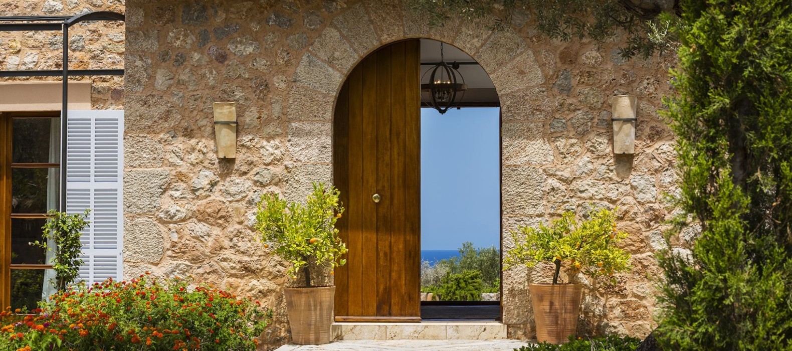 Exterior entrance of Villa Can Jungle in Mallorca