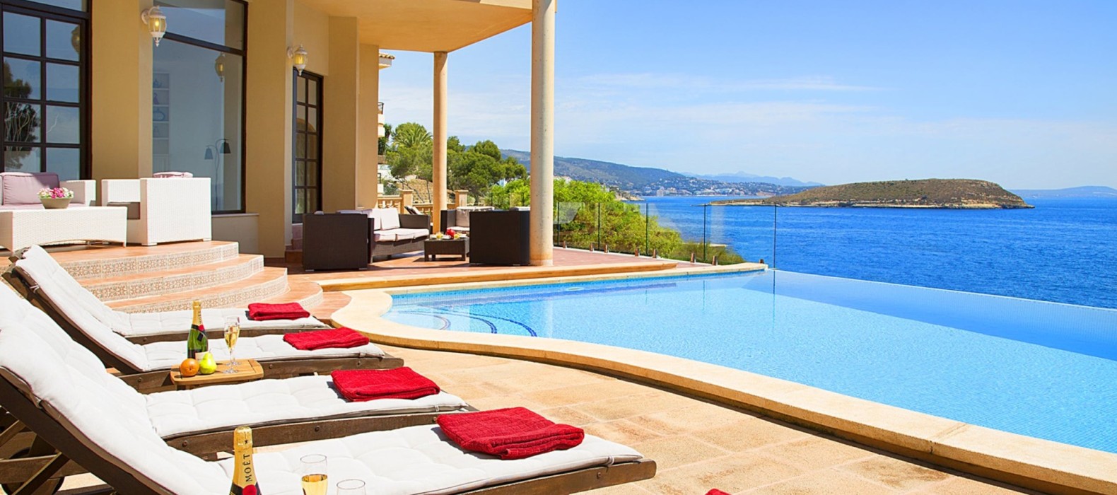 Exterior pool area with sun loungers of Villa Eol in Mallorca