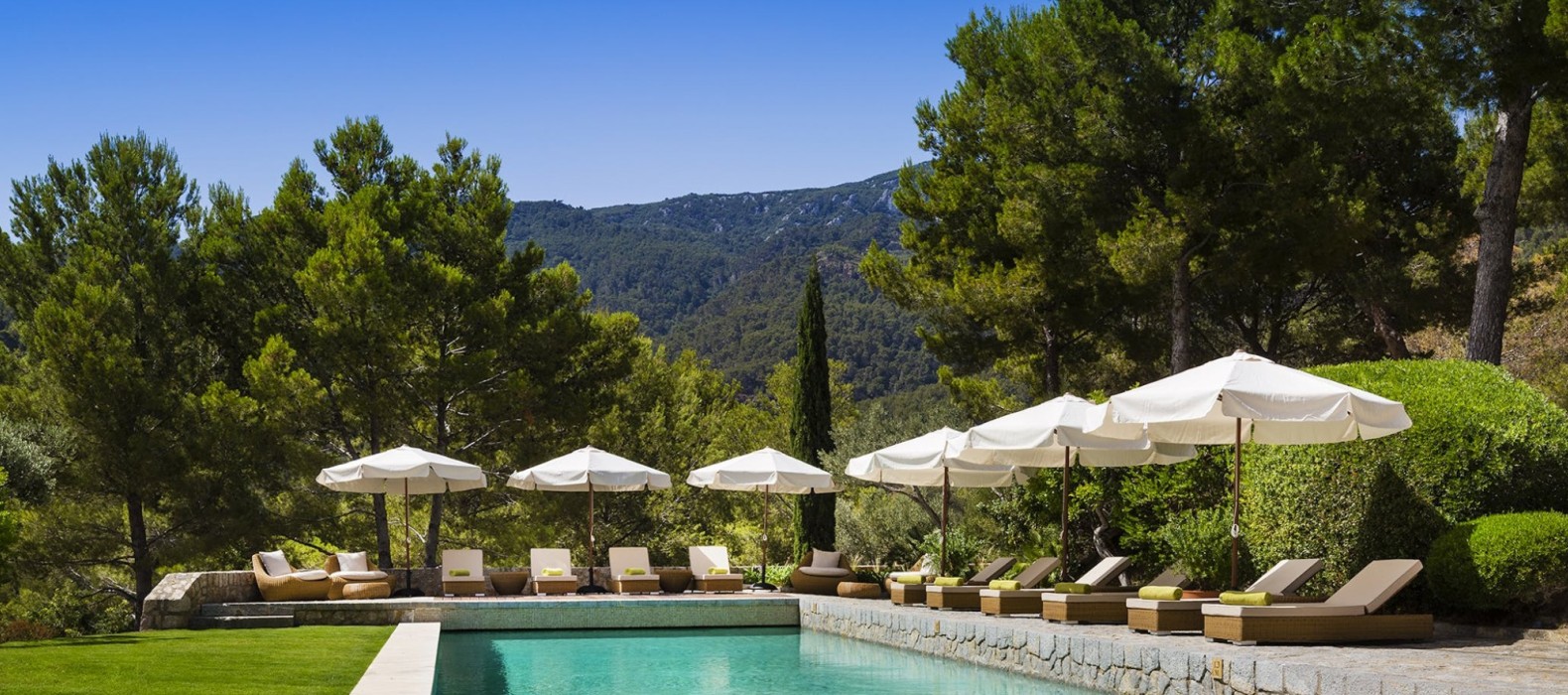 Exterior pool area with sun loungers of Villa Foreste in Mallorca