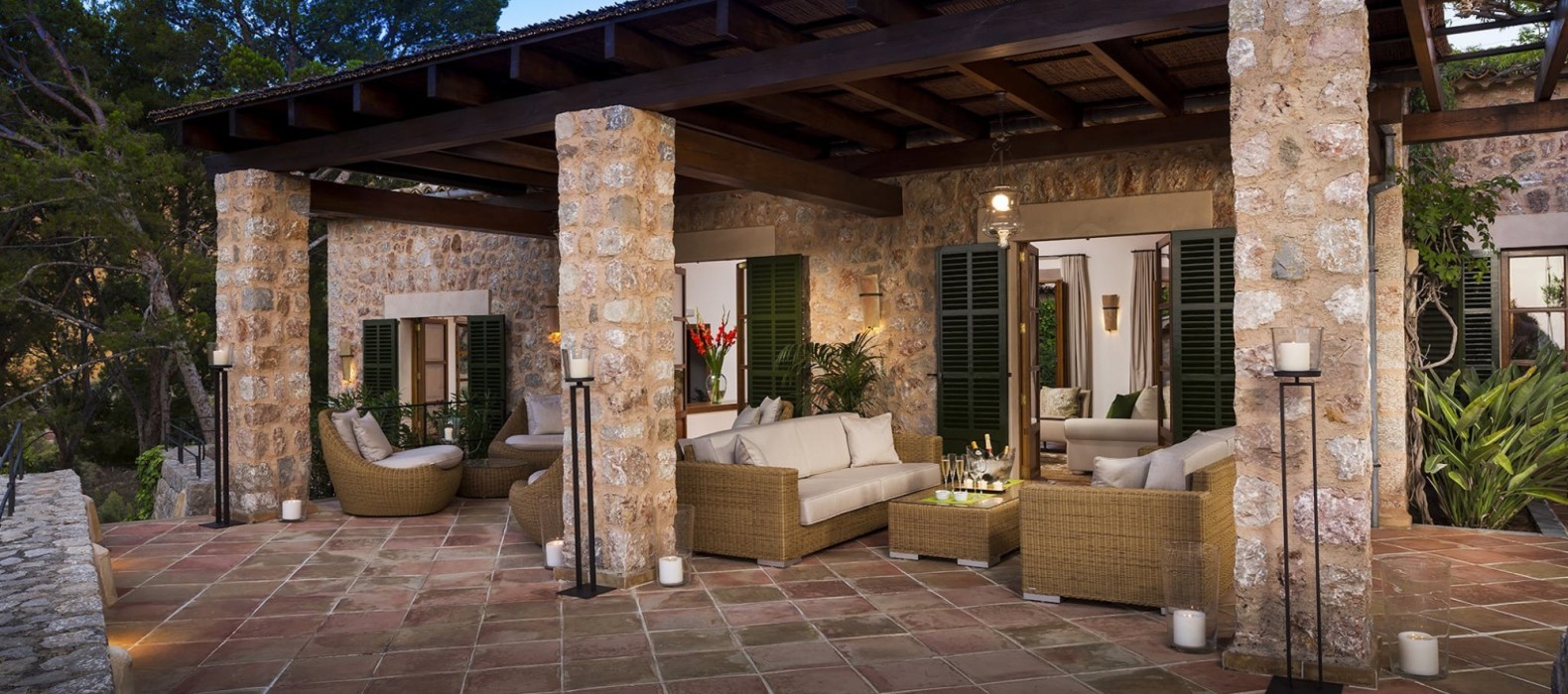 Exterior chill area with sofas of Villa Foreste in Mallorca