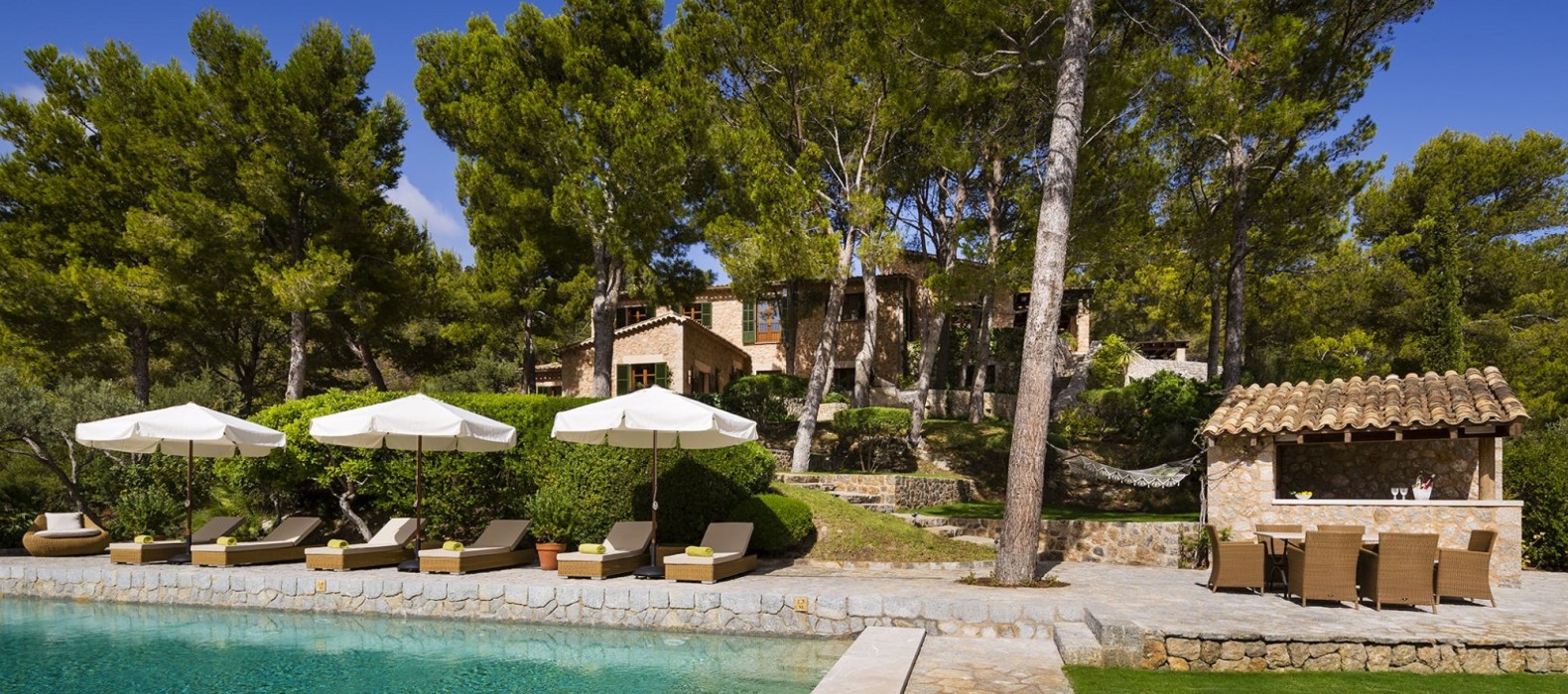 Exterior pool area with bbq of Villa Foreste in Mallorca