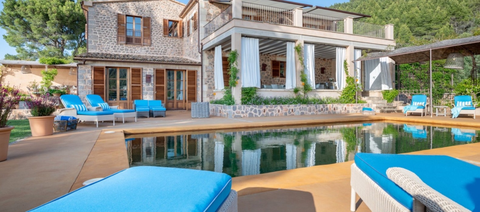 Exterior pool area with sun loungers of Villa Scorpio in Mallorca