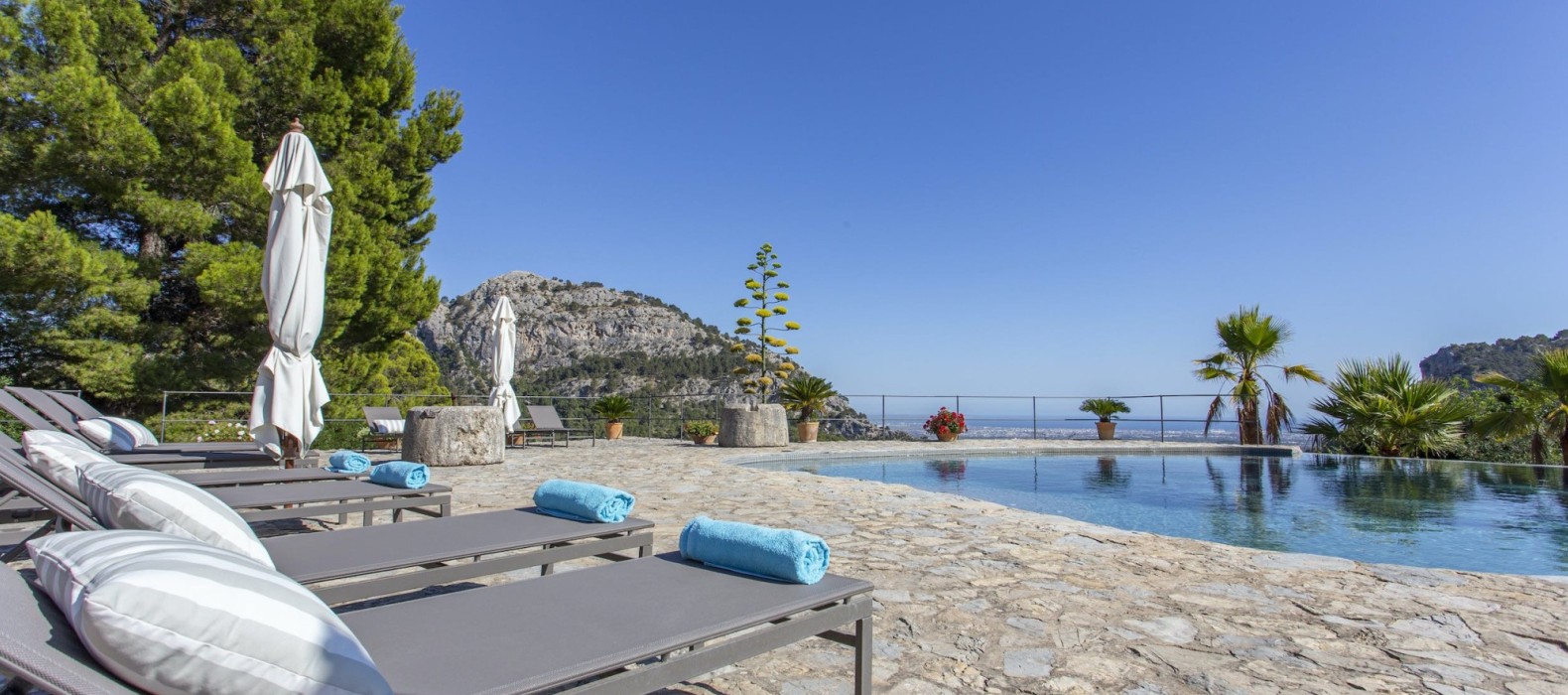 Exterior pool area with sun loungers of Villa Silence Nest in Mallorca