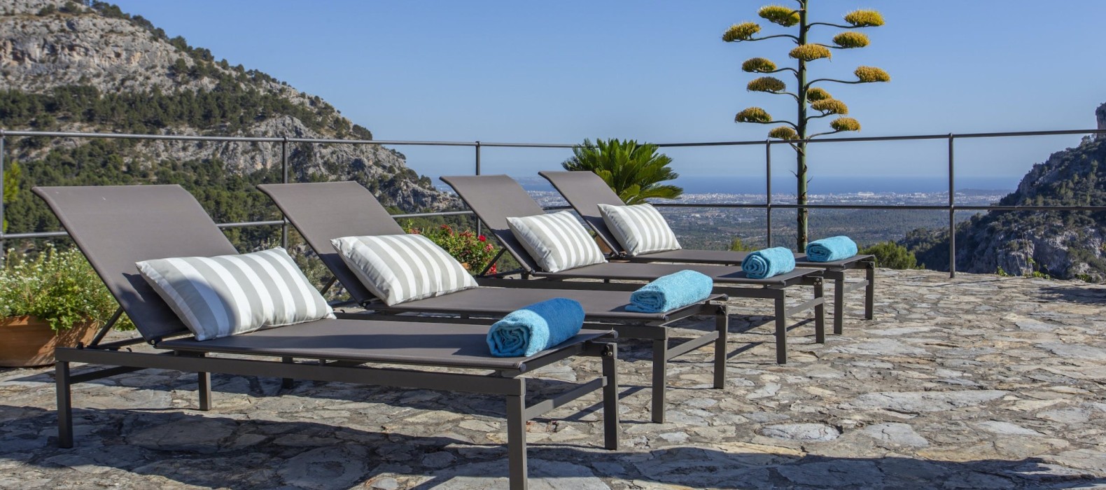 Sun loungers of Villa Silence Nest in Mallorca
