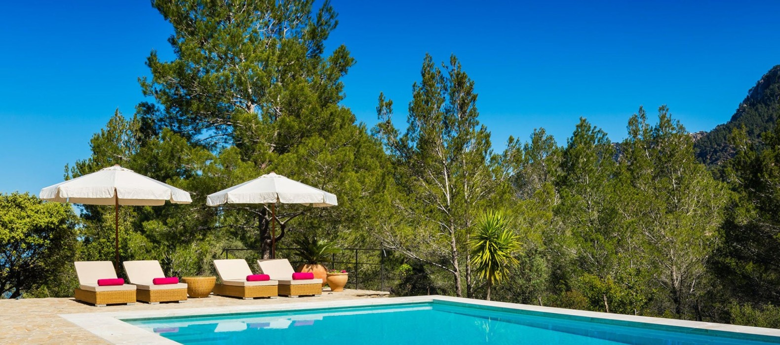 Exterior pool area with sun loungers of Villa Sundance in Mallorca