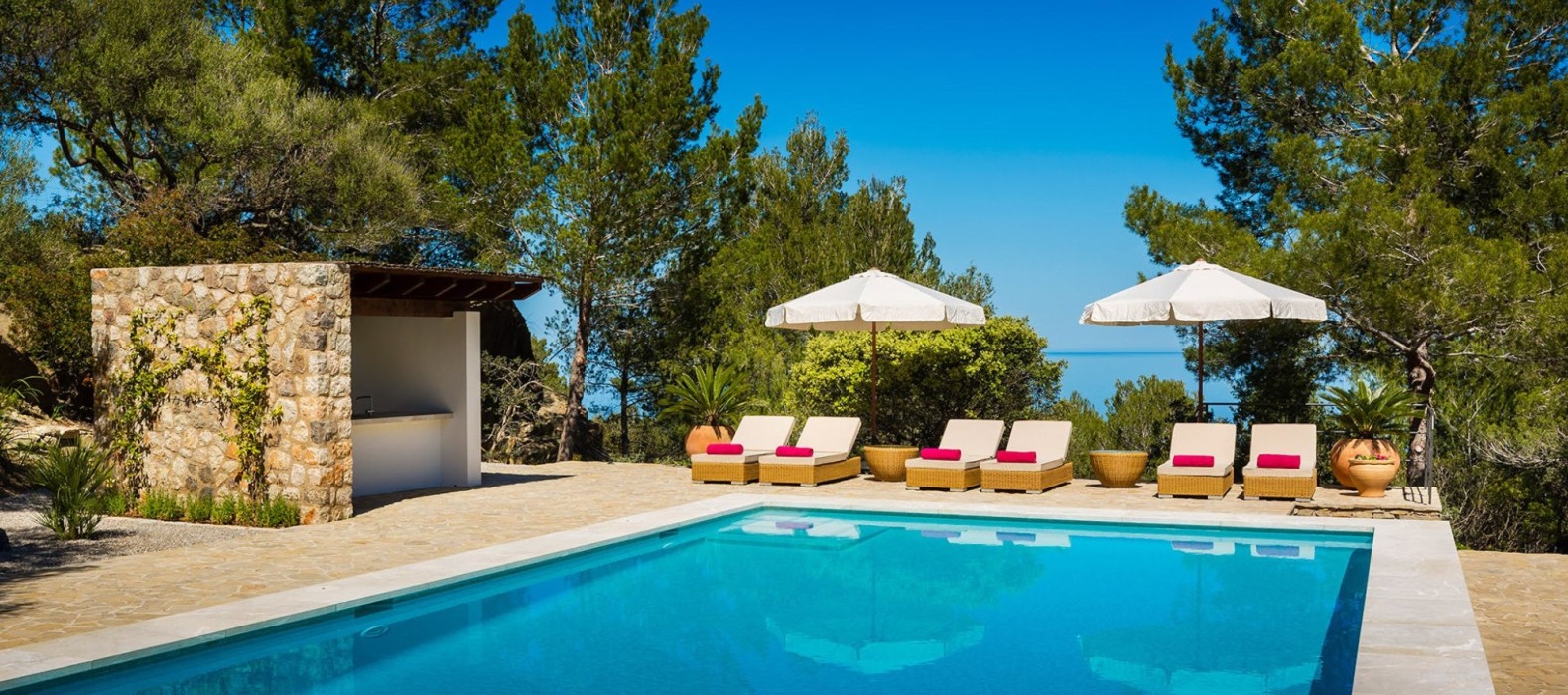 Exterior pool area with  sun loungers of Villa Sundance in Mallorca
