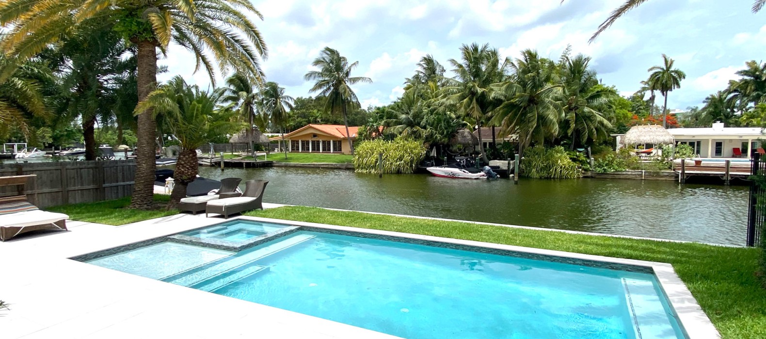 Exterior pool of Villa Alea in Miami