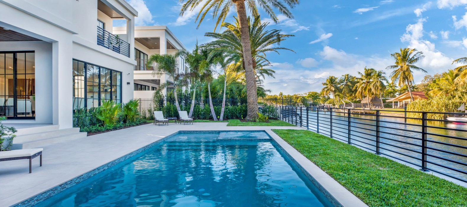 Exterior pool of Villa Button in Miami