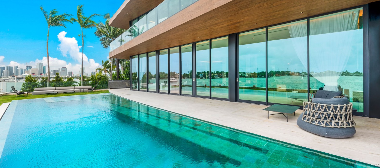Exterior pool of Villa Laurent in Miami