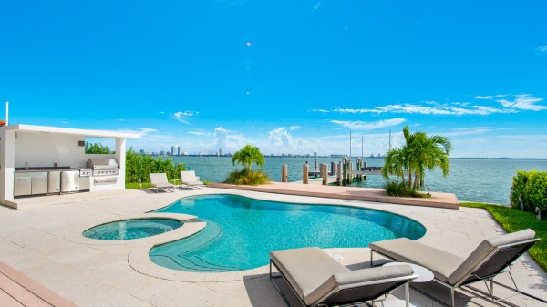 Exterior pool of Villa Vivianna in Miami