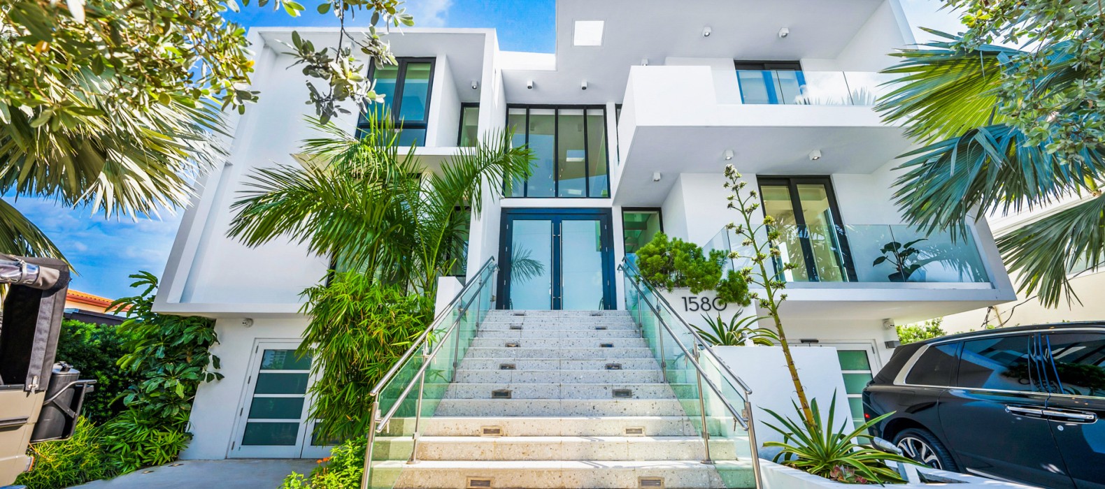 Entrance view of Villa Vivianna in Miami